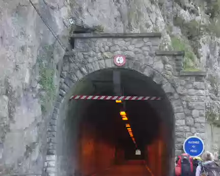 Danger, tunnel ! Danger, tunnel !